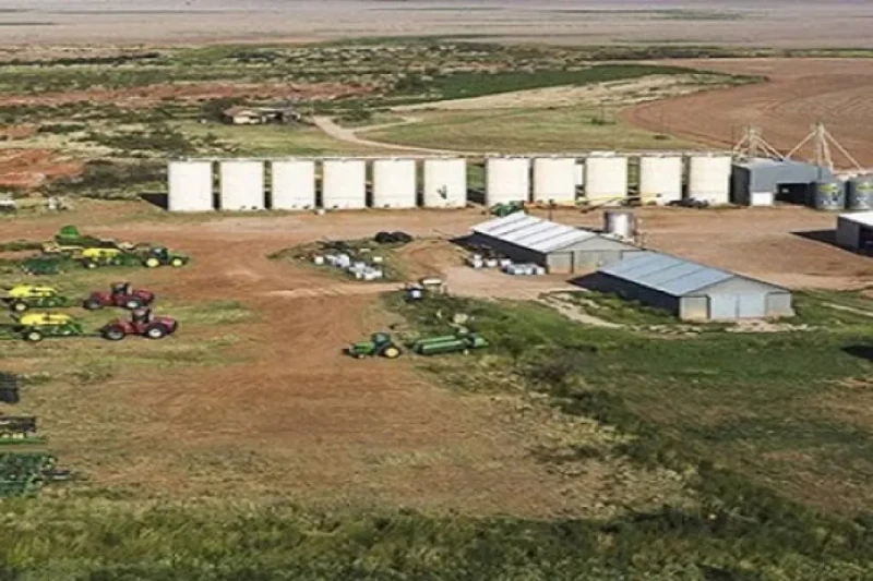 عرض مزرعة ضخمة فى تكساس للبيع مقابل 27 مليون دولار تقع مزرعة في فان هورن بولاية تكساس، على بعد حوالي ساعتين من إل باسو، وتبلغ مساحتها 32 ألف فدان، وتشمل ما يقرب من 100٪ من سلسلة ال