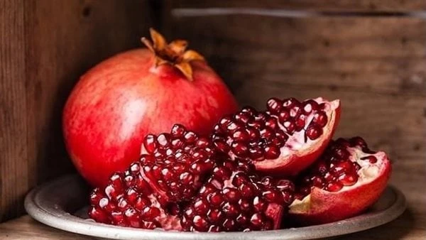 ماذا يحدث للجسم عند تناول عصير الرمان ؟تشير الأبحاث إلى أن تناول عصير الرمان يوميا يمكن أن يؤثر بشكل كبير على صحة الدماغ، و أظهرت الدراسات أن