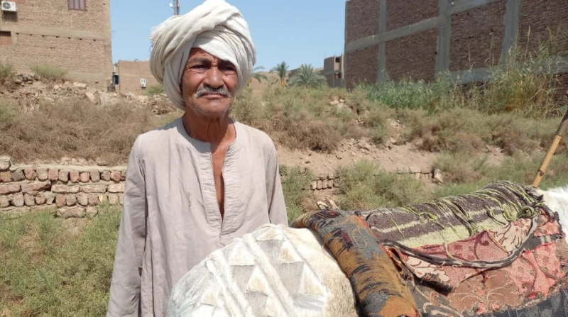 الشعر لفك السحر وقرشين لعم خير.. قصة أشهر مزين حمير في قنا بحمار زين برسومات وخطوط محددة بدقة تتشابه مع تلك التي رسمها الزمن على وجهه، يطوف خير عبد السميع، قصاص الحمير، شوارع مدينة