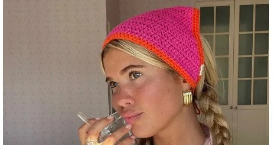 في الصيف والحر فإن قطع الملابس الخفيفة هي الحل الأمثل لتجنب الشعور بالحرارة الشديدة، ويعتبر الكروشيه هو نسيج خفيف ومريح ومثالي للنزهات، فضلا عن تنوعه