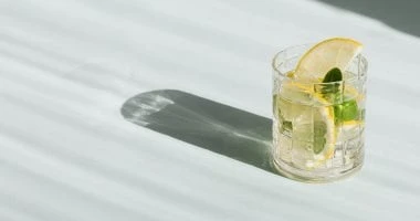 يخفض ضغط وسكر الدم ويذيب الحصوات.. فوائد تناول هذا المشروب على معدة فارغة صحة وطب من المؤكد أن ما نتناوله في نظامنا الغذائي يكون لها تأثير كبير على صحتنا بشكل عام، خاصة في بداية ال