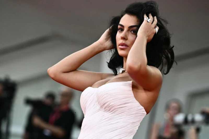 على هامش مهرجان فينيسيا السينمائي: جورجينا رودريغيز بالأبيض على السجادة الحمراء لحفل توزيع جوائز ديفا إي دونا في اليوم السابع على التوالي من مهرجان