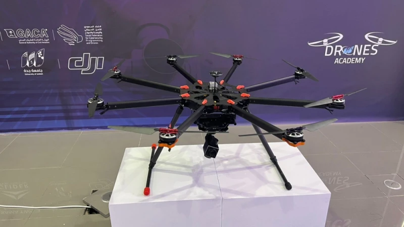 صور- معمل الدرونز بجامعة جدة: 15 مشروعا بحثيا.. وتركيب 25 مسيرة الحياة رصدت اليوم أحدث مستجدات معمل الدرونز للوجستيات الذكية، الذي تشرف عليه كلية علوم وهندسة الحاسب بجامعة جدة بعد 