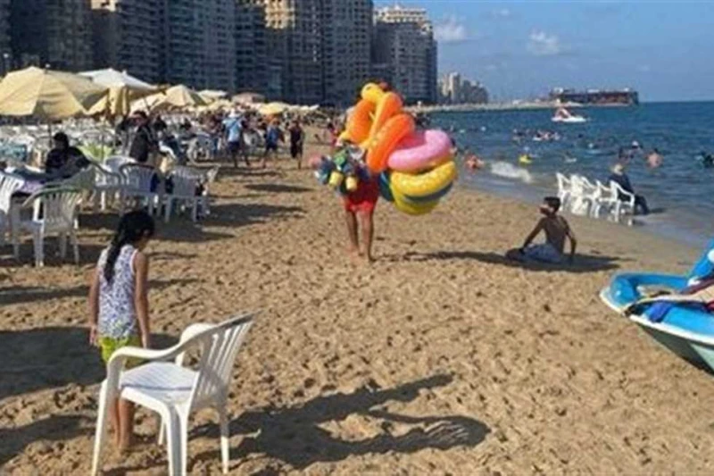 طقس مائل للحرارة.. وشواطئ الإسكندرية ترفع الرايات الخضراء (صور) يسود أحياء الإسكندرية، اليوم الأربعاء، طقسا حارا، رطبا نهارا، مائلا للحرارة ليلا، إذ تتراوح درجات الحرارة بين 31 درج