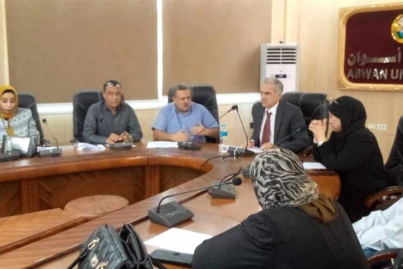 جامعة أسوان تناقش استعدادات العام الدراسي الجديد عقد الدكتور لؤي سعد الدين نصرت القائم بأعمال رئيس جامعة أسوان، اجتماعا مع مديري عموم إدارات الجامعة استعدادا لبدء العام الدراسي الج