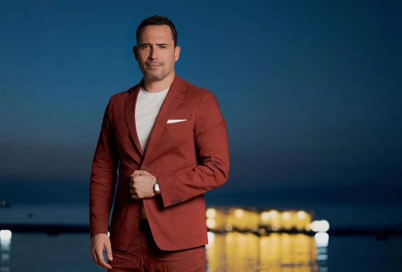 صوفيا مولود فني جديد لظافر العابدين شارك المخرج والممثل التونسي ظافر العابدين، متابعيه عبر إنستغرام، بمقطع فيديو خاص، من كواليس التحضيرات ما قبل