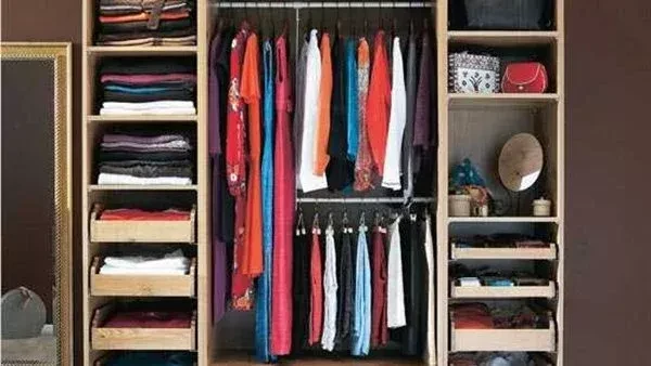 ودعي الفوضى.. 7 حيل ذكية وسهلة لترتيب دولابك قبل استقبال الخريف باتباع هذه الحيل، يمكنك ترتيب دولابك بسهولة واستقبال الخريف بطريقة منظمة وجميلة، ودعي