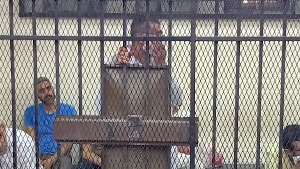 خان العيش والملح.. الإعدام شنقا للمتهم بإنهاء حياة 3 مصريين في قطر قضت محكمة جنايات القاهرة المنعقدة في العباسية، برئاسة المستشار صبحى عبد المجيد،