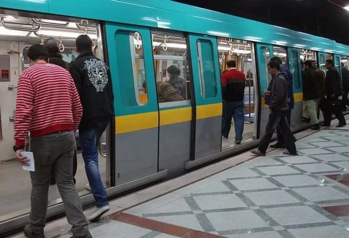 خلى بالك هذه المخالفة فى المترو غرامتها 600 جنيه للدقيقة حددت الشركة المصرية لإدارة وتشغيل مترو الأنفاق، مجموعة من المخالفات تلزم مرتكبها بدفع غرامة