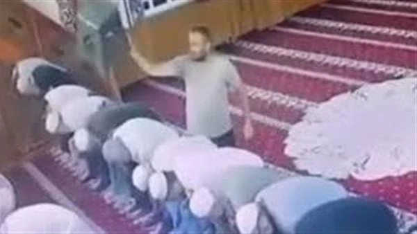 بالضرب المبرح.. شخص يعتدى على إمام مسجد فى تركيا شاهدتداول نشطاء موقع التواصل الاجتماعي فيسبوك، فيديو لحادثة مؤسفة في أحد المساجد في تركيا، حيث قام
