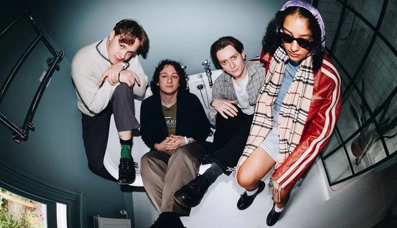 فرقة إنكليش تيتشر تفوز بجائزة ميركوري عن ألبومها الأولفازت فرقة إنكليش تيتشر ( ) البريطانية لموسيقى البوست بانك، مساء الخميس، بجائزة ميركوري ( )