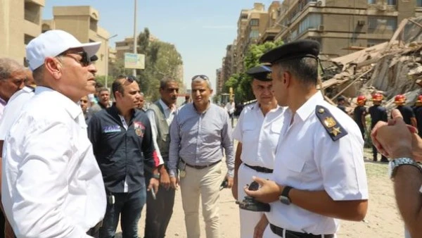 مدير أمن القاهرة يتفقد موقع منزل العقار المنهار بأرض الجولف يتواجد الآن د. إبراهيم صابر محافظ القاهرة يرافقه اللواء طارق راشد مساعد الوزير مدير أمن