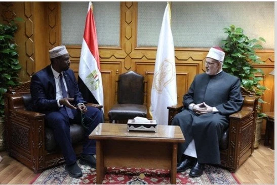 وكيل الأزهر يهنئ وزير أوقاف الصومال السابق بعد تكريمه من الرئيس السيسي أ ش أهنأ وكيل الأزهر الدكتور محمد الضويني، وزير الأوقاف الصومالي السابق عبد القادر شيخ علي إبراهيم، على تكريم
