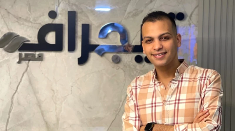 كنت أنتظر عناقا! - افاق عربية في صغري، اكتشفت أن الله أهداني صوتا مميزا، عذبا، ذا طبقة رنانة حزينة تطرب الأذن.كان أبي منشغلا بتوفير حياة كريمة لنا، يعطيني ما أريد متى طلبت، ويعمل م