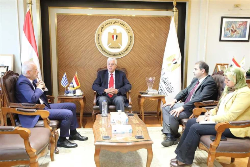إنشاء فرع لجامعة باتريس اليونانية بالإسكندرية (تفاصيل) استقبل الدكتور أيمن عاشور، وزير التعليم العالي والبحث العلمي، اليوم، نيقولاوس باباجيورجيو، سفير اليونان بالقاهرة؛ لبحث سبل تط