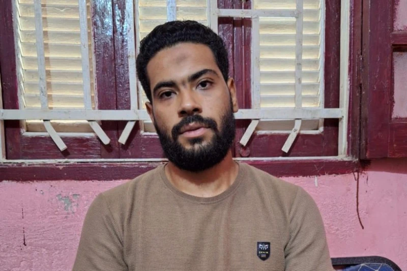 كل من عليها فان.. كواليس اللحظات الأخيرة لإمام المسجد المتوفى في سوهاج (فيديو) طلبها ونالها.. بهذه الكلمة بدأ محمد عشري نجل الشيخ عشري عبدالرؤوف المتوفى أثناء انتظاره صلاة العشاء ب