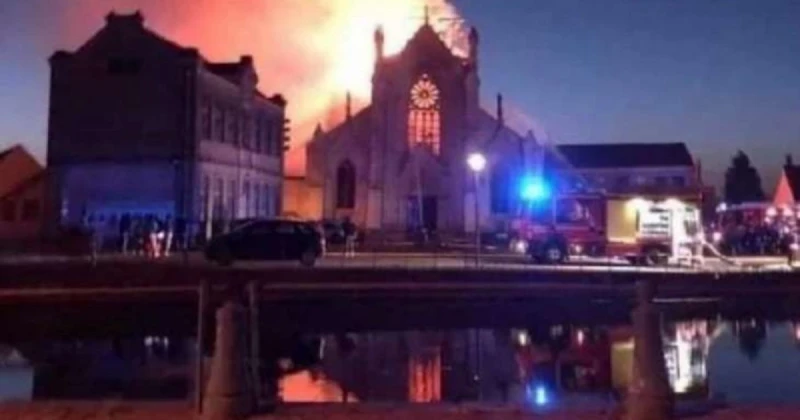الفن و المشاهير: حريق ضخم في كنيسة الحبل بلا دنس التاريخية في أومير شمال فرنسا اندلع حريق ضخم في كنيسة الحبل بلا دنس في بلدة سانت أومير شمال فرنسا،