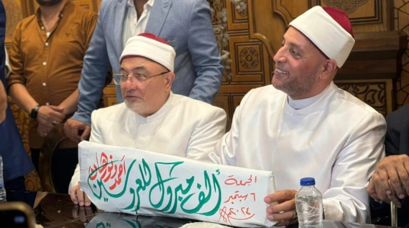 بين الإباحة والإثم.. فستان ابنة الداعية يثير انقسام رجال الدين ما زال عقد قران ابنة الشيخ رمضان عبد الرازق يثير جدلا واسعا على مواقع التواصل الاجتماعي، وذلك بعد النقاش الذي اشتعل ح