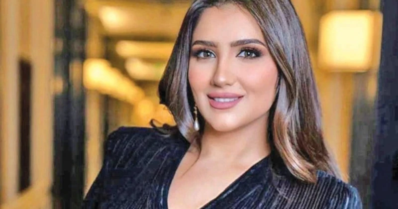 مي عمر تتألق بإطلالة أنيقة وتقف أمام سيارة فارهة تعرف على التالي مي عمر تتألق بإطلالة أنيقة وتقف أمام سيارة فارهة، شاركت الممثلة المصرية مي عمر،