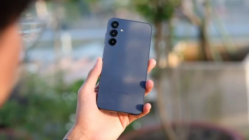 بأقوى الإمكانيات.. تعرف على سعر ومواصفات هاتف 25 5أعلنت شركة سامسونج عن إطلاق هاتف 25 5 الجديد، الذي يتميز بشاشة بمعدل تحديث 120 هيرتز ومعالج 1280،