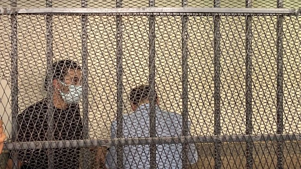 مغطي وشه بالكمامة.. بدء جلسة محاكمة اللاعب أحمد ياسر المحمدي المتهم بالتحرش بفتاة في قطر ظهر اللاعب أحمد ياسر المحمدي داخل قفص الاتهام مرتديا كمامة