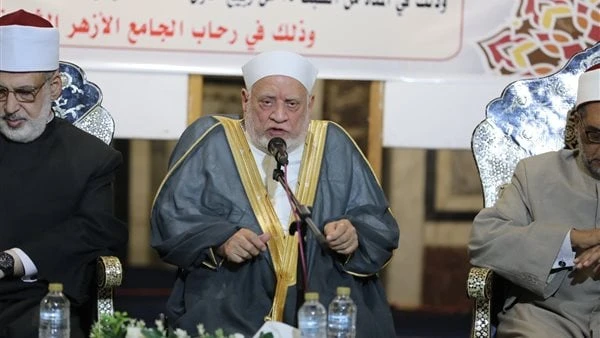 أحمد عمر هاشم: الأزهر حمل لواء الوسطية في مواجهة أصحاب المخالفاتقال الدكتور أحمد عمر هاشم، عضو هيئة كبار العلماء، إن الأزهر الشريف يمثل إرادة إلهية، شاء الله له أن يبرز نجمه، بعد ع