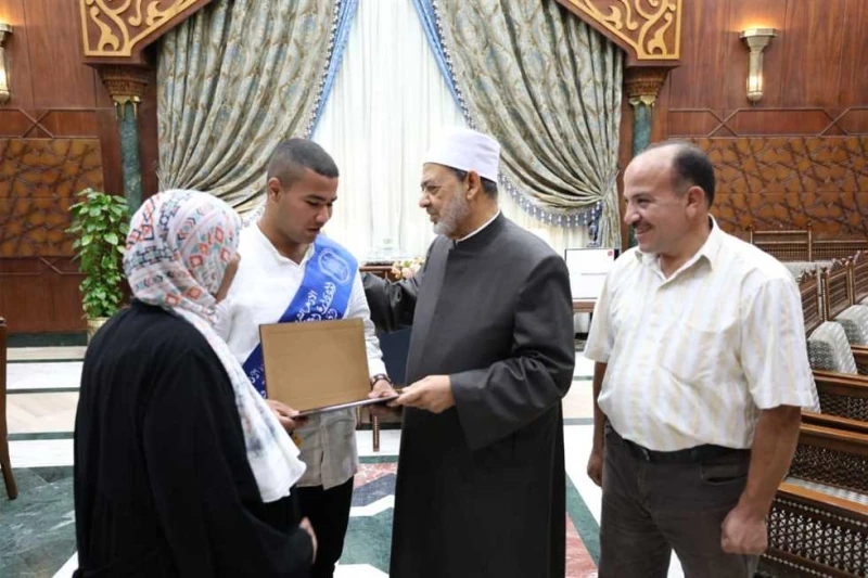 شيخ الأزهر يكرم أوائل الثانوية الأزهرية ويهنئهم على تفوقهم ونجاحهم (صور) كرم الدكتور أحمد الطيب، شيخ الأزهر، أوائل الشهادة الثانوية الأزهرية للعام