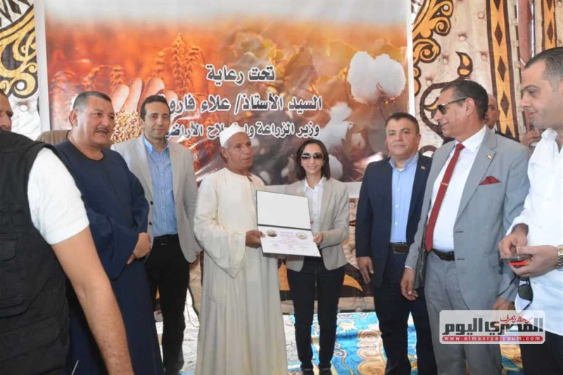 محافظ البحيرة توزع عقود تمليك على عدد من مزارعي الإصلاح الزراعي (صور) قامت الدكتورة جاكلين عازر محافظ البحيرة اليوم الإثنين، بتسليم عقود تمليك ل15 من