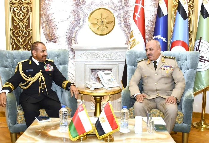 الفريق أحمد خليفة يلتقى رئيس أركان قوات السلطان المسلحة بسلطنة عمان التقى الفريق أحمد خليفة، رئيس أركان حرب القوات المسلحة، بالفريق الركن بحرى عبد الله بن خميس بن عبد الله الرئيسى،