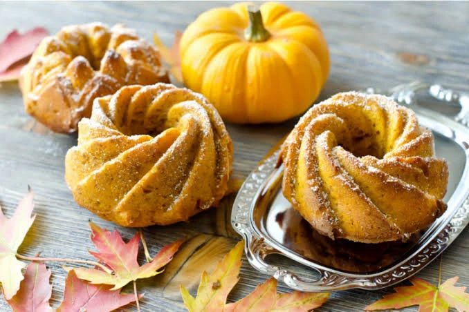 طريقة عمل كيكة القرع بطريقة سهلة.. لذيذة ومغذيةكيكة القرع تعد من الحلويات اللذيذة والمغذية، فهي تحتوي على مكونات طبيعية تجعلها مناسبة للعائلة