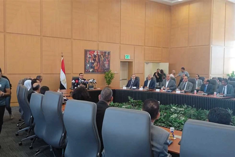 بالمدن الجديدة.. فتح باب التقدم للبناء في غرف الأسطح وتحويل البدروم إلى سكني (تفاصيل) قال المهندس شريف الشربيني وزير الإسكان، إن الوزارة اتخذت العديد من الخطوات في ملف التصالح بمخا