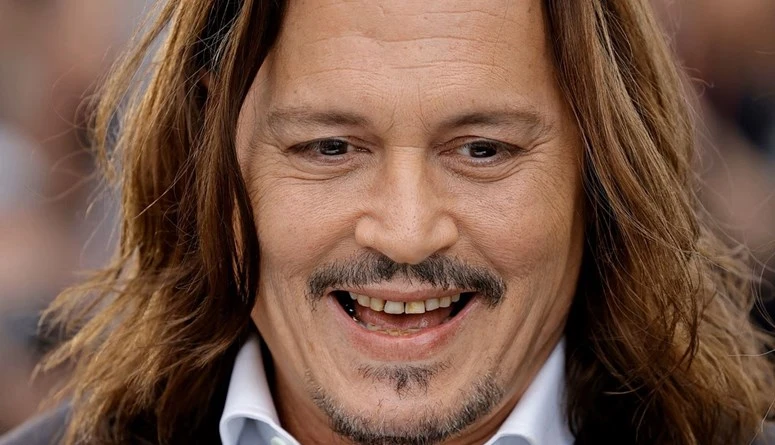 جوني ديب يخضع للتجميل بعد سخرية طويلةأجرى الممثل الأميركي جوني ديب تعديلا على أسنانه، عقب انتقادات حادة تعرض لها العام الماضي بسبب شكل أسنانه.وشوهد نجم فيلم قراصنة الكاريبي وهو يست