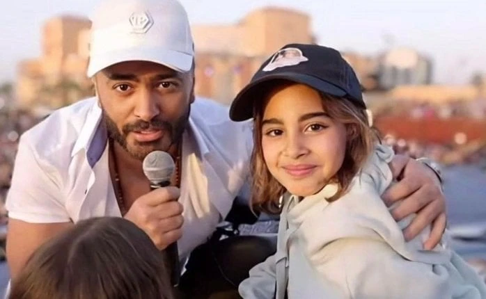 قافلة حواجبك بالقلم.. تامر حسني يمازح ابنته بعد تقليدها له في فيلم عمر وسلمى صورةمازح الفنان تامر حسني، ابنته أمايا، وذلك بعد تقليدها له، في أحد