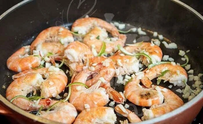 طريقة عمل الجمبري بالثوم والزبدة منوعات الاسبوع طريقة عمل الجمبري بالثوم والزبدة.. يعتبر الجمبري من المأكولات البحرية الغنية بعنصر الفسفور، والتي