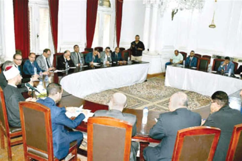 وزير الأوقاف: توجهى للإمام الطيب غرضه الاصطفاف وراء الأزهر قال الدكتور أسامة الأزهرى، وزير الأوقاف، إن توجهه نحو مؤسسة الأزهر، ممثلة فى فضيلة الإمام