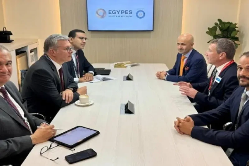 وزير البترول يبحث مع نائب رئيس شركة إكسون موبيل العالمية خططها الاستثمارية فى مصر يواصل كريم بدوي وزير البترول والثروة المعدنية لقاءاته مع ممثلي كبرى
