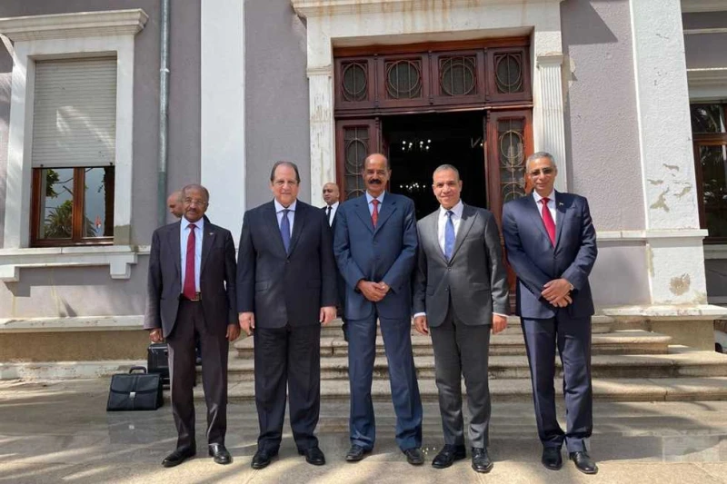 رئيس المخابرات ووزير الخارجية يزوران إريتريا قام اللواء عباس كامل، رئيس المخابرات العامة، والدكتور بدر عبدالعاطي، وزير الخارجية والهجرة وشؤون