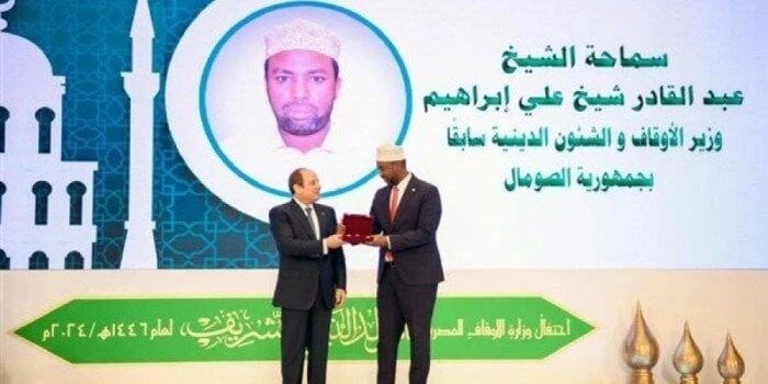 الصحف الصومالية تبرز تكريم الرئيس السيسي لوزير الأوقاف والشؤون الدينية السابق بدولة الصومال أ ش أاهتمت وكالة الأنباء الصومالية صونا والصحف والمواقع