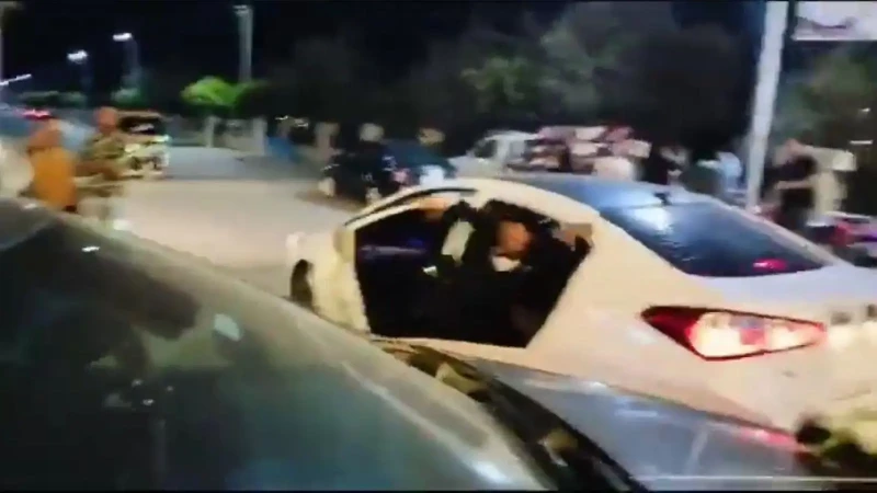 بدأ عدد كبير من المواطنين يبحثون عن حقيقة فيديو اختطاف عريس من أمام قاعة أفراح بالدقهلية حيث انتشر مقطع فيديو عبر مواقع التواصل الاجتماعي فيسبوك ظهر فيه عريس كان يقف أمام قاعة أفرا