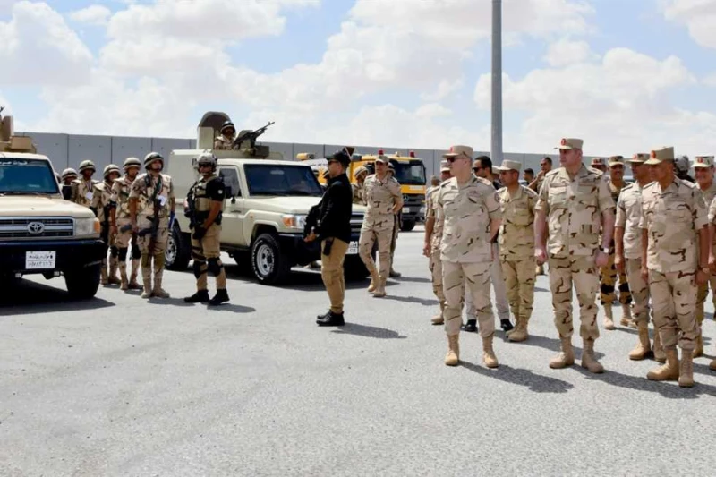 خبراء عسكريون: زيارة رئيس الأركان لالحدود مع غزة تؤكد استعداد قواتنا على كافة الاتجاهات أكد خبراء عسكريون، أن زيارة رئيس أركان حرب القوات المسلحة، الفريق أحمد خليفة، للاتجاه الاستر