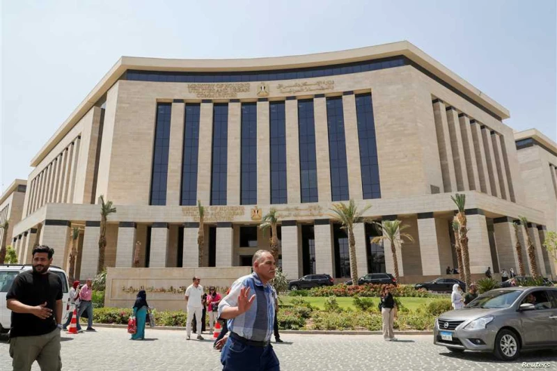 الحكومة هتشتغل شفتات.. قرار لدراسة تعديل مواعيد عمل موظفي الدولة (تفاصيل) شكل مجلس الوزراء لجنة لدراسة مقترح جديد بشأن تقسيم مواعيد العمل داخل