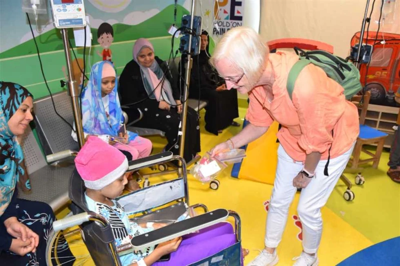 على أنغام الموسيقى.. مرضى الأورام يصنعون مشغولات يدوية مع وفد السفارة الألمانية بالقاهرة تجمع الأطفال مرضى السرطان اليوم، مع وفد من السفارة الألمانية