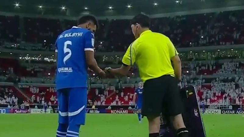 -الحكم الرابع يمنع دخول البليهي بسبب إسواره .. فيديو .. أظهر مقطع فيديو مدافع نادي الهلال، علي البليهي، قبل دخوله لمباراة اليوم، وهو يريد دخول الملعب