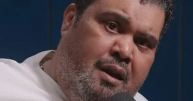 أحمد فتحى خلال برومو حلقة الراديو بيضحك مع فاطمة مصطفى: الحقوني أنا مخطوف تعرف على التالي أحمد فتحى خلال برومو حلقة الراديو بيضحك مع فاطمة مصطفى: