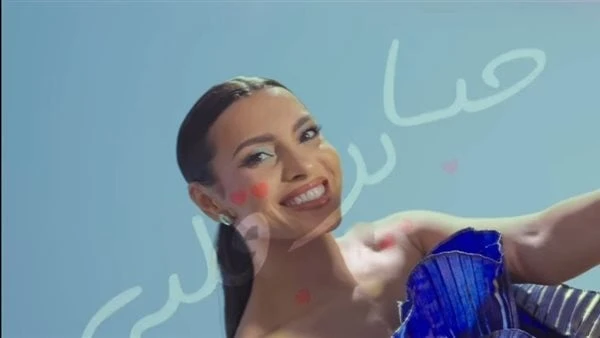 هنا هنا.. كارمن سليمان تكشف موعد طرح أحدث أغانيها كشفت الفنانة كارمن سليمان عن موعد طرح أحدث أغانيها بعنوان هنا هنا ، والتى تعتبر الأغنية الأخيرة ضمن