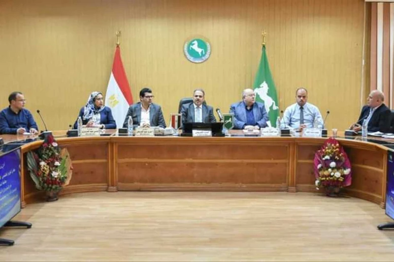 محافظ الشرقية يستعرض الإستعدادات النهائية لبدء العام الدراسي الجديد عقد المهندس حازم الأشموني محافظ الشرقية، إجتماعا مع المهندس على عبدالرؤوف وكيل وزارة التربية والتعليم، ومديري ال