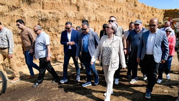 وزيرة البيئة تبدأ أولى جولات مواجهة نوبات تلوث الهواء الحادة من الشرقيةبدأت الدكتورة ياسمين فؤاد وزيرة البيئة، يرافقها المهندس حازم الاشموني محافظ