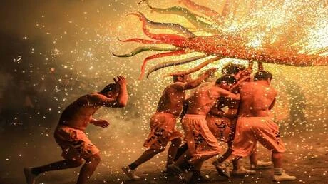 هونغ كونغ تقيم العرض التقليدي رقصة التنين الناري متفرقات واجتمع الآلاف من سكان المدينة في منطقة (تايهانغ) لمشاهدة العرض الشهير الذي يقام منذ أكثر من