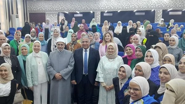 رئيس جامعة الأزهر يفتتح برنامج صناعة القيادات النسائية المشرقةافتتح الدكتور سلامة داود رئيس جامعة الأزهر، برنامج صناعة القيادات النسائية المشرقة،