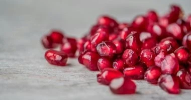 وصفات طبيعية من بذور الرمان للعناية بالبشرة.. نضارة وشباب المرأة والمنوعات تحتوى بذور الرمان على العديد من العناصر الغذائية المميزة التي تعود بالنفع على الجسم، وقد يعتقد البعض أن ف